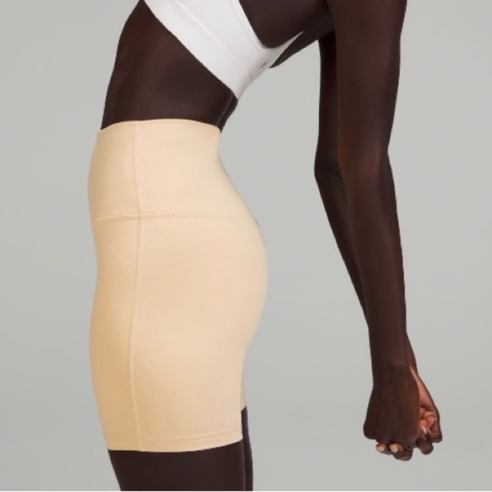 Lululemon Athletica lululemon Align™ High-Rise
Short 6"
Prosecco
Size 6